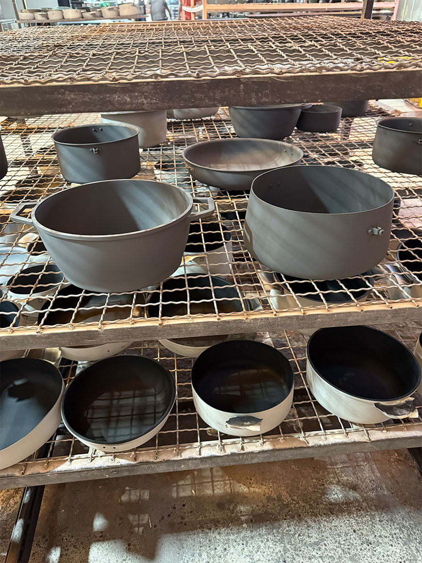 گالری نمونه کارهای بازسازی و پرداخت ظروف یکتا تفلون